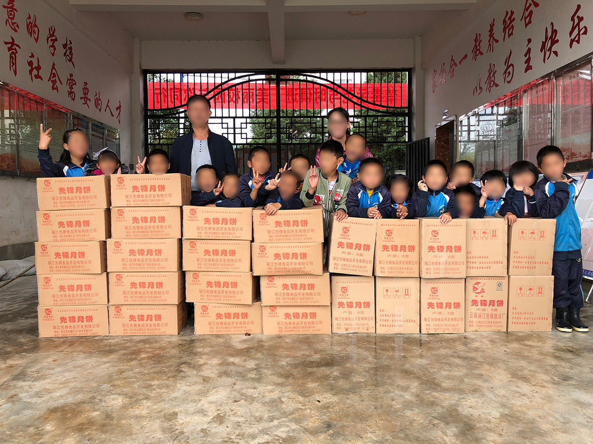 慰問福利院、聾啞學(xué)校