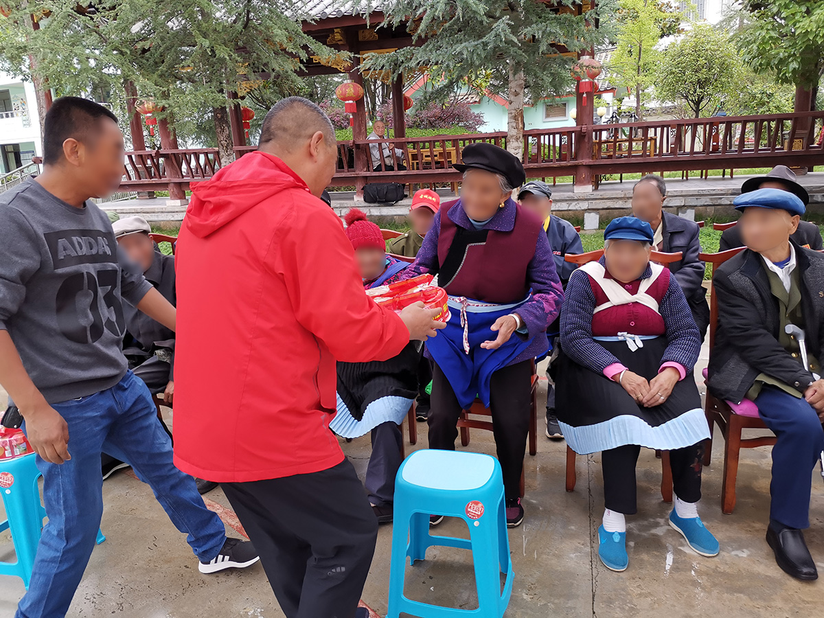 慰問福利院、聾啞學(xué)校
