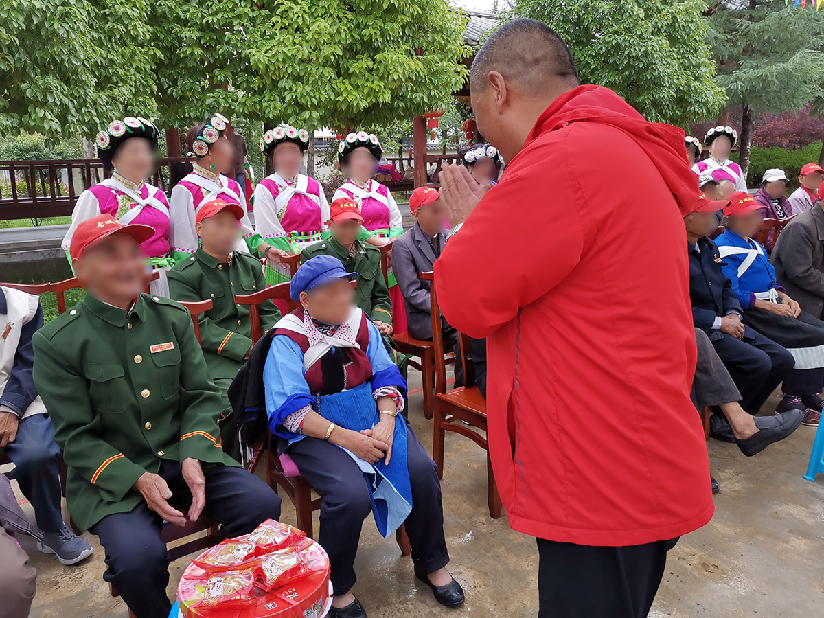 慰問福利院、聾啞學(xué)校